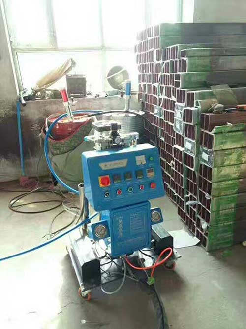 聚氨酯發(fā)泡外墻保溫 施工噴涂的厚度一般是多少(圖2) 高壓聚氨酯發(fā)泡機施工案例