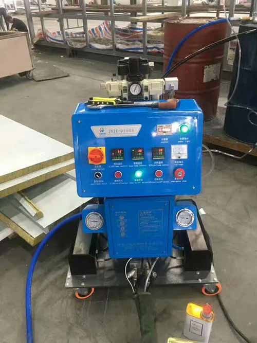 外墻聚氨酯發(fā)泡施工(圖1) 建筑外墻聚氨酯保溫施工發(fā)泡設(shè)備